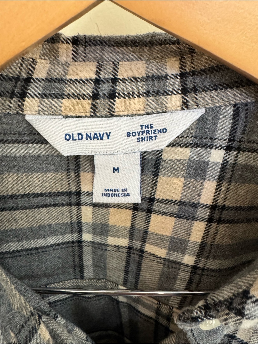 Old Navy The Boyfriend Shirt Plaid Flannel Grey Tan Size M Taylor Swift Evermore - Picture 2 of 4